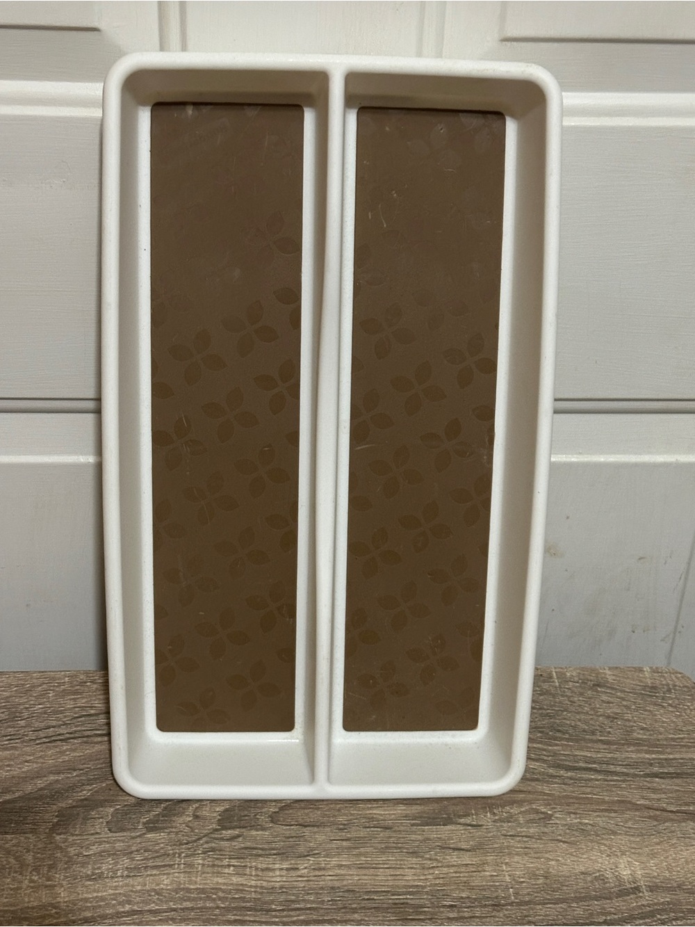 Rubbermaid Plastic Gadget Tray 2 Compartments Non-Slip White W/ Brown Inserts